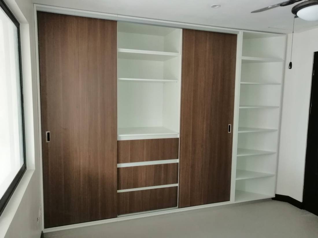 Closet empotrado con puertas corredizas en nogal
