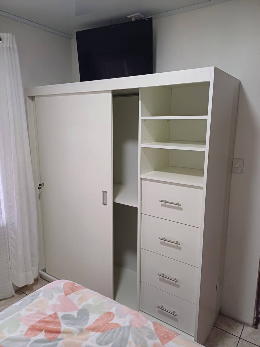 Closet de piso a techo en dormitorio