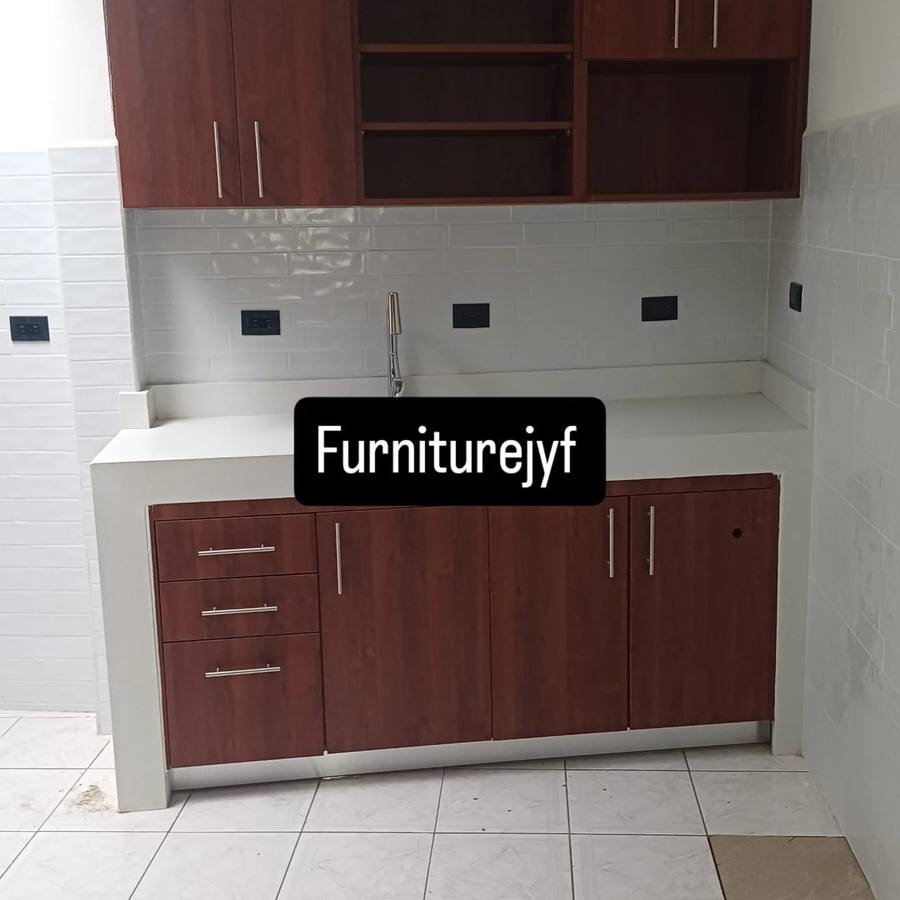 Mueble de cocina en tono caoba con sobre claro