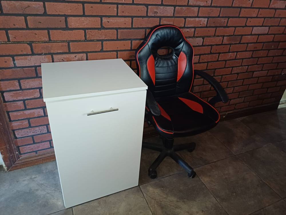Escritorio retráctil cerrado, formato gabinete compacto