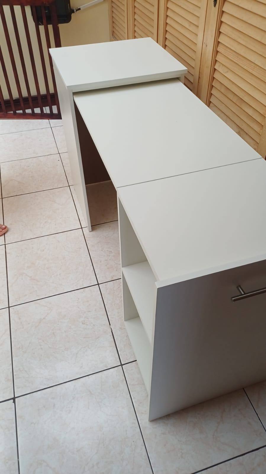 Escritorio retráctil en posición extendida