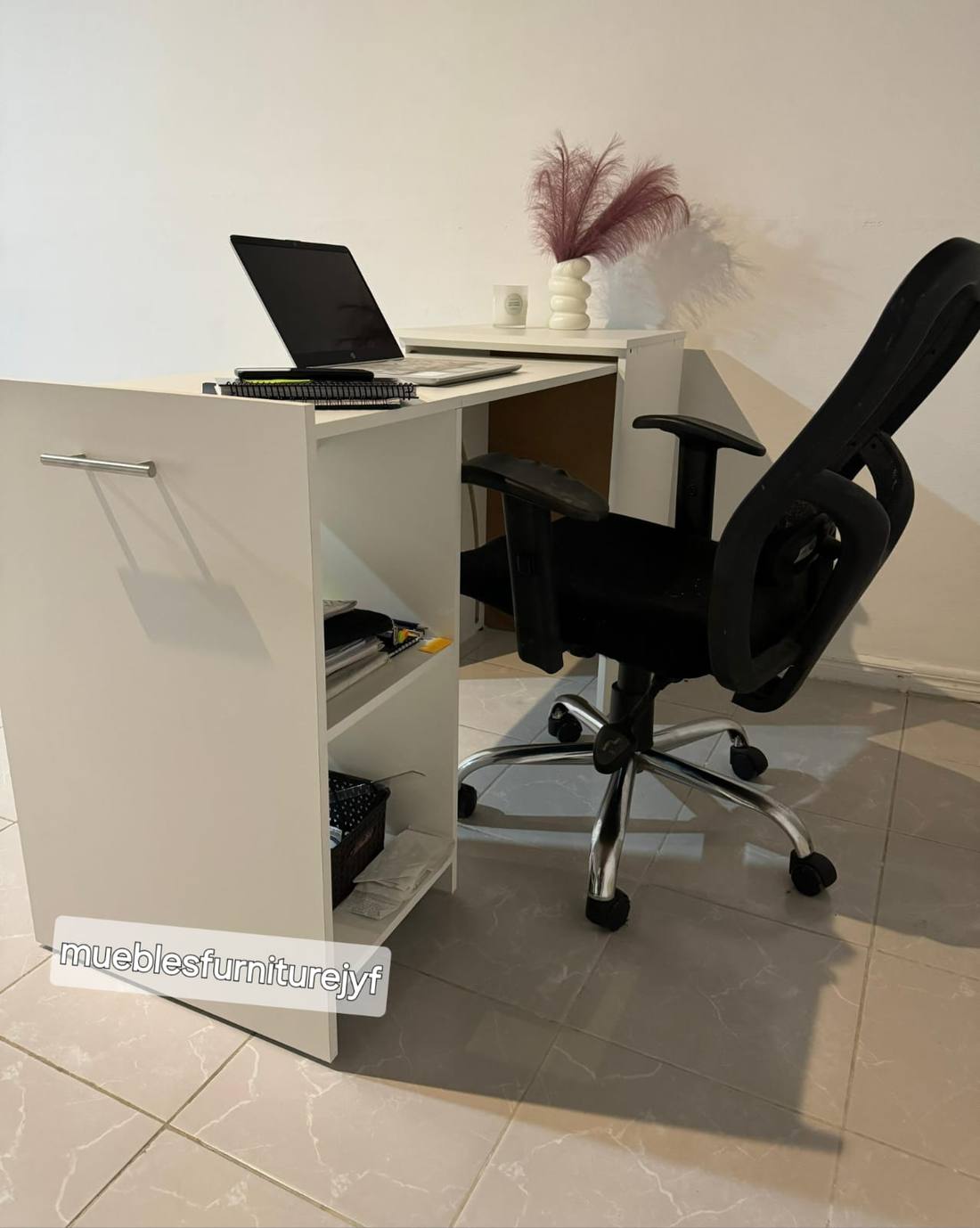 Escritorio retráctil completamente abierto como oficina en casa