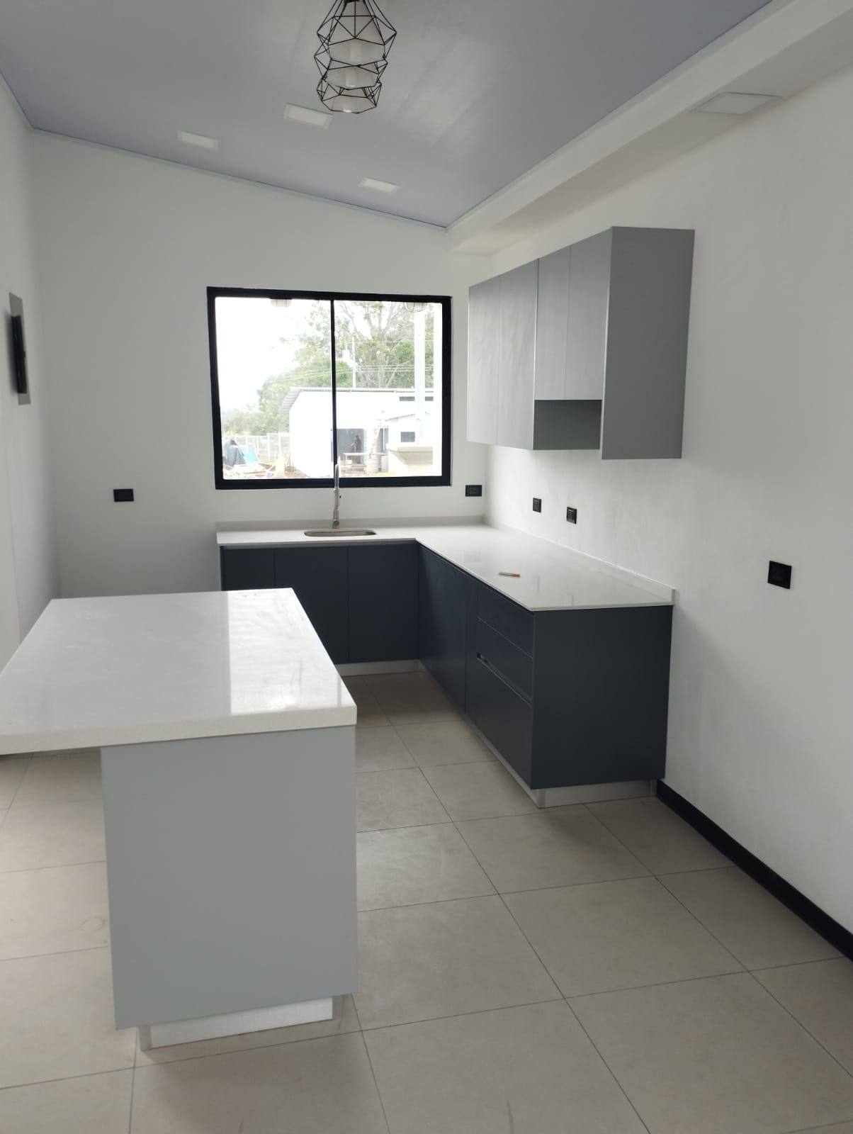 Cocina a la medida con isla central fabricada por Furniture J&f