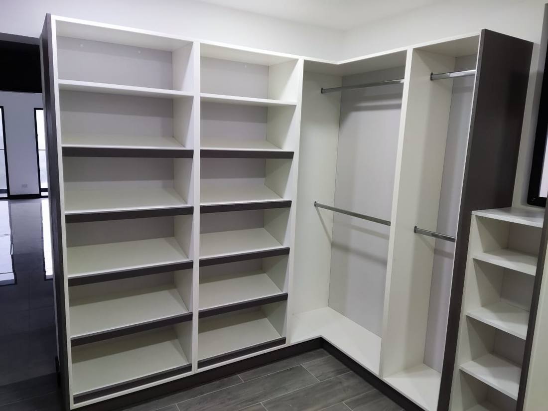 Walk-in closet blanco con detalles en nogal