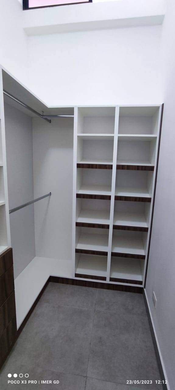 Walk-in closet en esquina con estantería completa